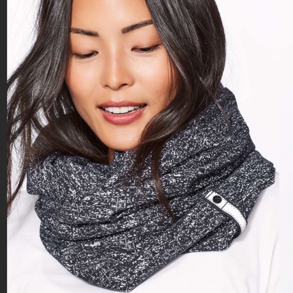 Lululemon Vinyasa Scarf Jacquard Black and White